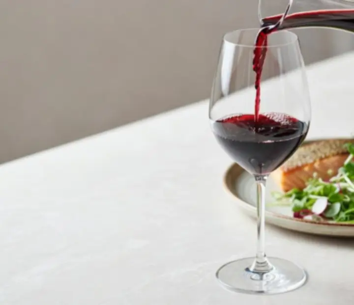 Pohárba töltött magyar bor közelről, modern bistro környezetben